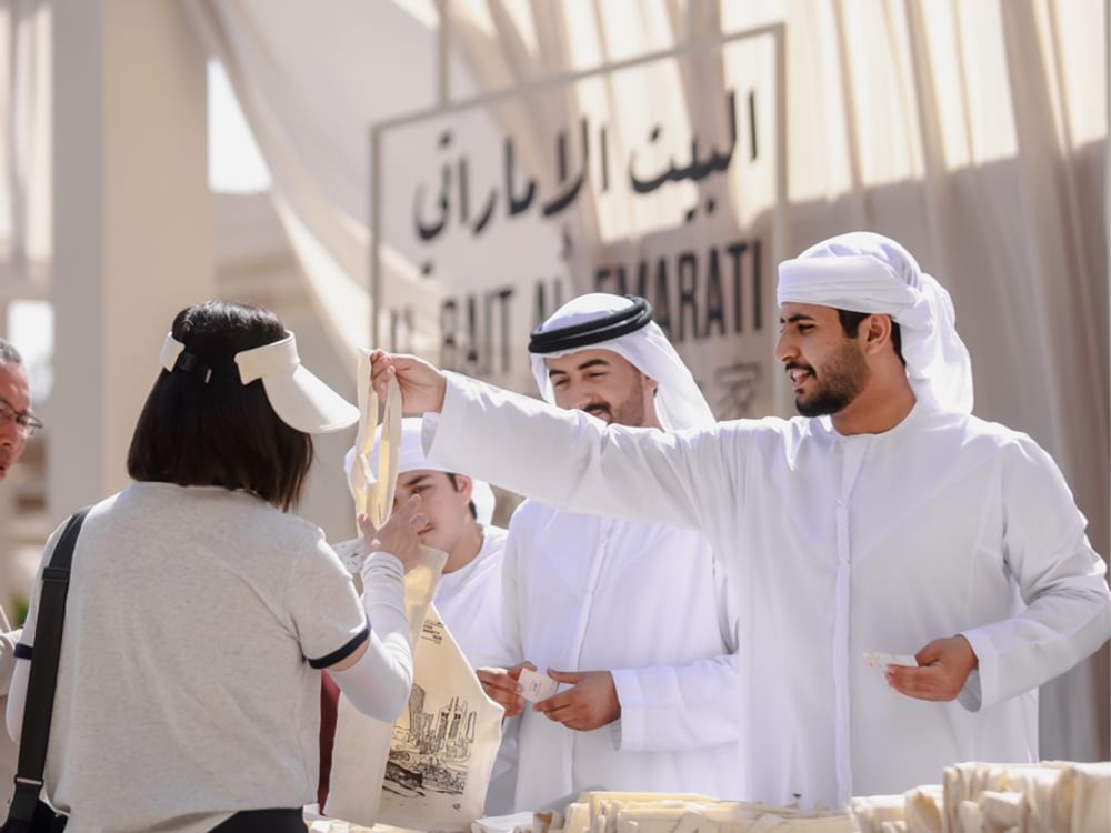 طلبة الإمارات يعرّفون زوار "البيت الإماراتي" بتراث الدولة باللغة الصينية
