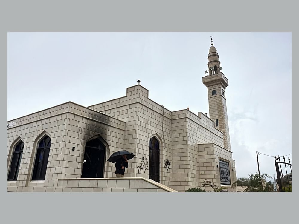 مستوطنون يحرقون مسجدا في قرية مردا بالضفة المحتلة