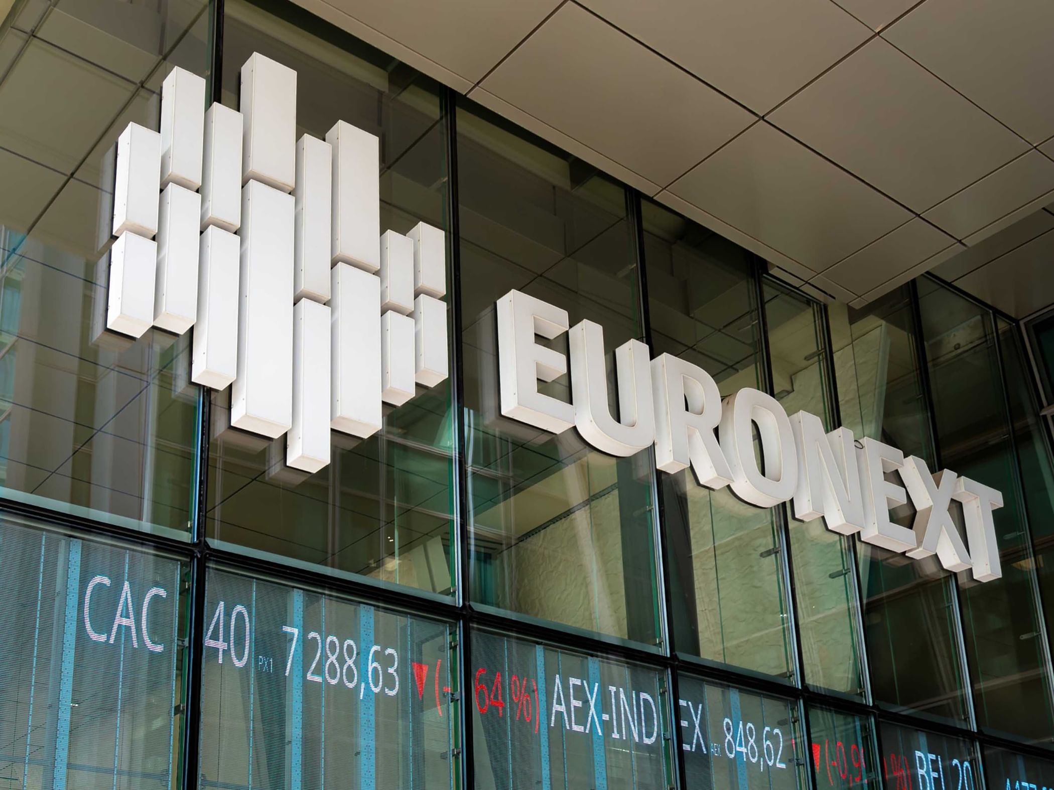 European indices fell, pressured by technology stocks