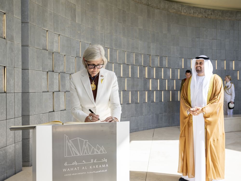 Theyab bin Mohamed bin Zayed recebe governadora-geral da Austrália no Wahat Al Karama