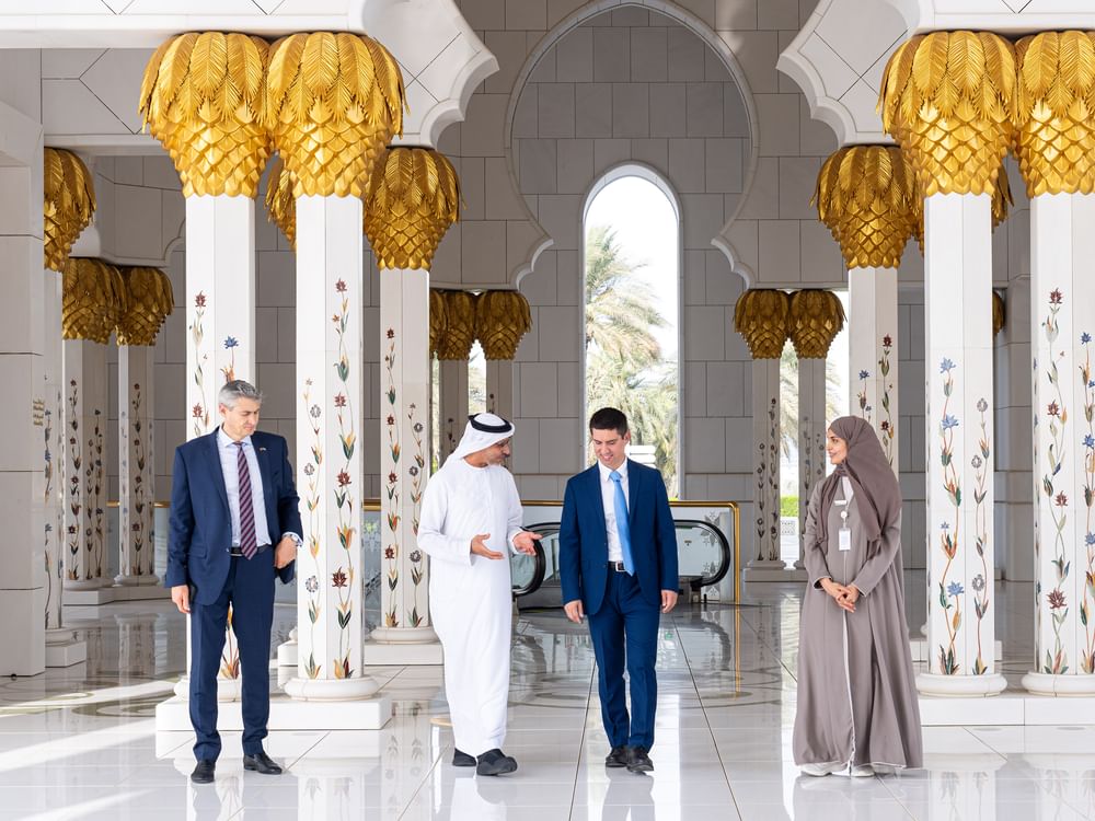 مالدووا کے نائب وزیرِ خارجہ کا شیخ زاید گرینڈ مسجد کا دورہ، بین الثقافتی ہم آہنگی کے پیغام کو سراہا