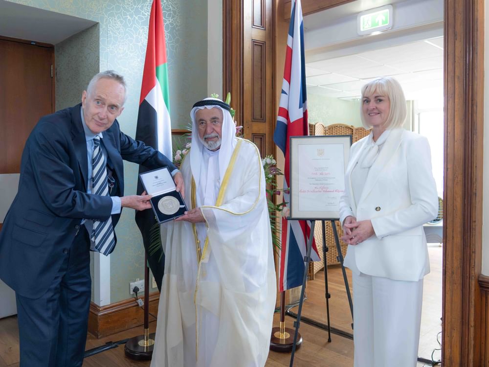 حاكم الشارقة ينال وسام الرئيس الفخري لجامعة إكستر ويزيح الستار عن مشروع مبنى القاسمي