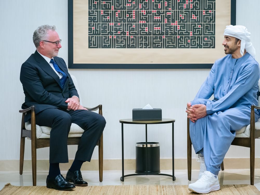 عبدالله بن زايد والسكرتير الرئيسي لرئيس الوزراء الكندي يبحثان تعزيز علاقات التعاون والشراكة بين البلدين