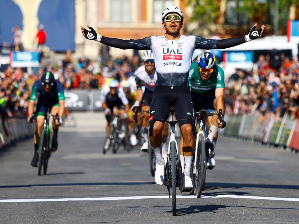 El UAE Team Emirates-XRG se sitúa al frente del Giro de Italia