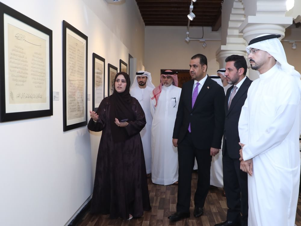 القنصل العراقي يزور ملتقى الشارقة للخط ويشيد بلوحة "سورة الرحمن" الفائزة
