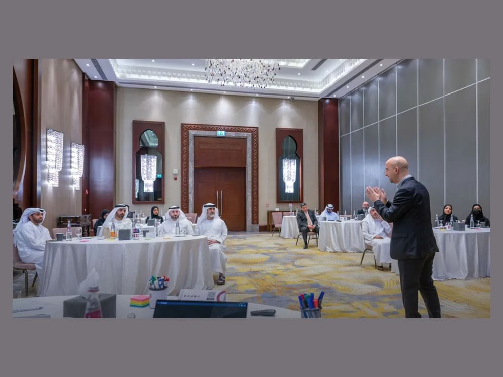 برنامج المعارف الإستراتيجية بحكومة عجمان يستعرض توجهات الذكاء الاصطناعي وحوكمته