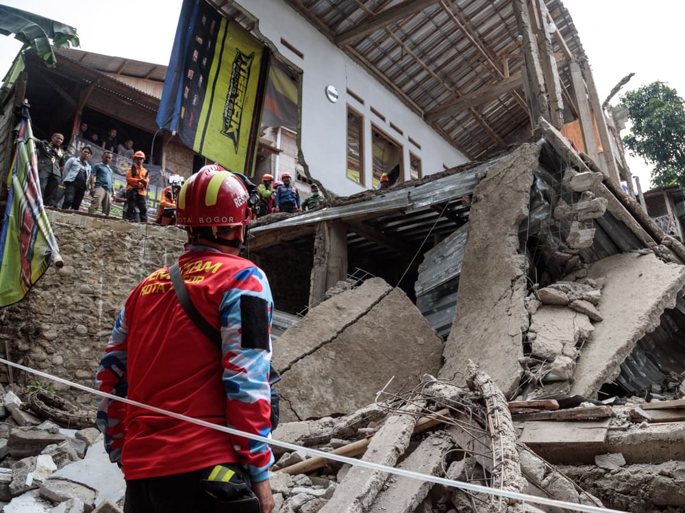Indonesia building collapse kills 4, injures dozens
