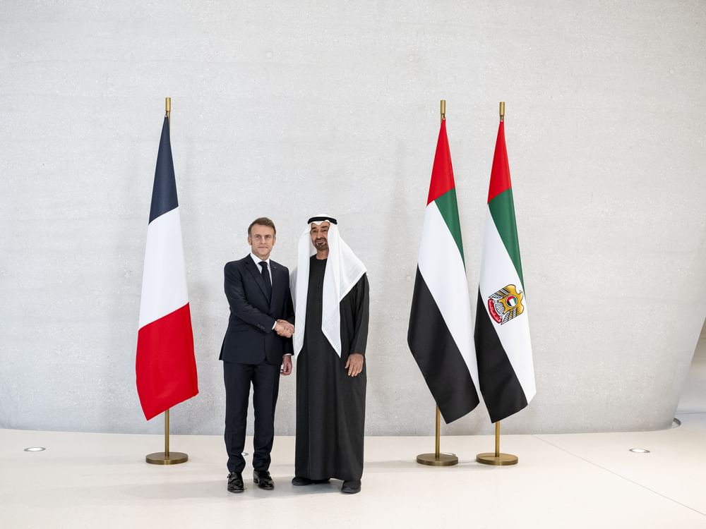 رئيس الدولة يستقبل الرئيس الفرنسي الذي يقوم بزيارة عمل إلى الدولة 