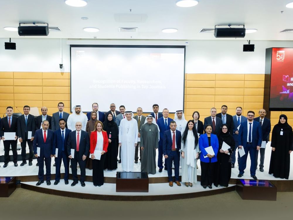 جامعة الإمارات تكرّم أعضاء هيئة التدريس والباحثين والطلبة المتميزين علميا