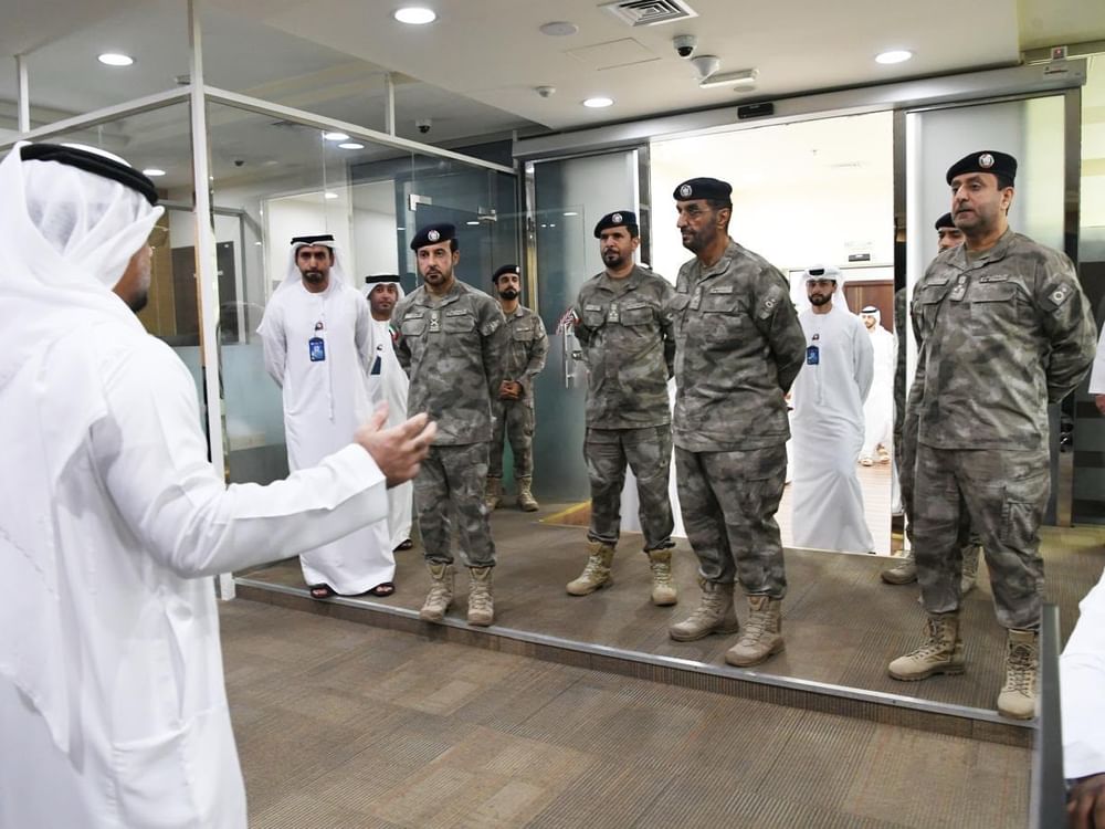 قائد شرطة أبوظبي يؤكد أهمية تطوير منظومة المعلومات لدعم الأمن الاستباقي