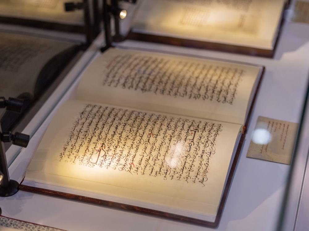 جناح المغرب بمعرض الشارقة للكتاب يعرض مخطوطات تاريخية نادرة