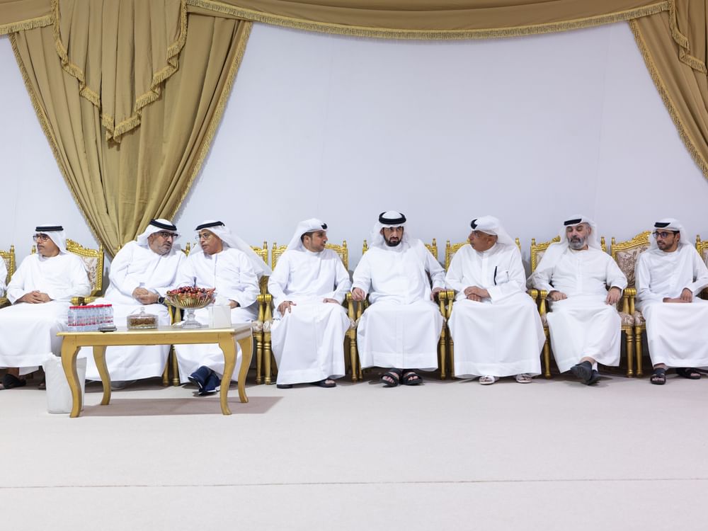 أحمد بن محمد يقدم واجب العزاء في وفاة أرملة المرحوم عبدالله بن الشيخ أحمد