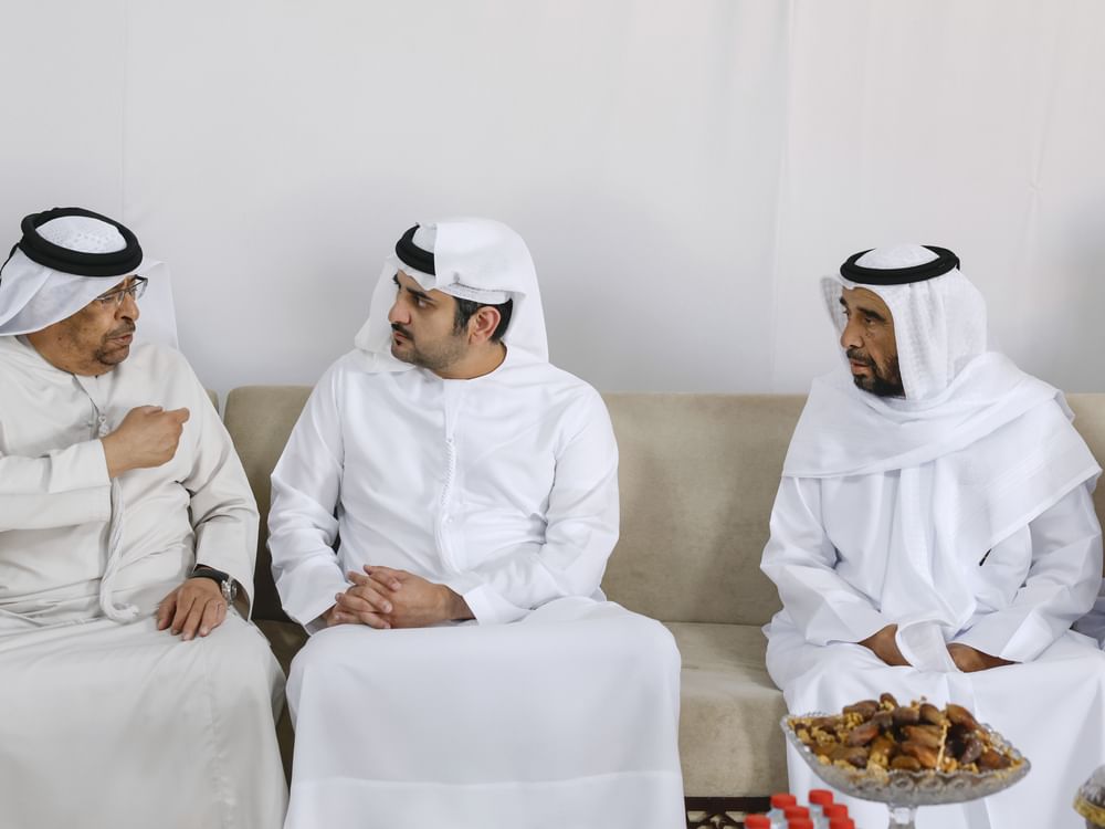 مكتوم بن محمد يقدم واجب العزاء في وفاة مطر خلفان المزروعي