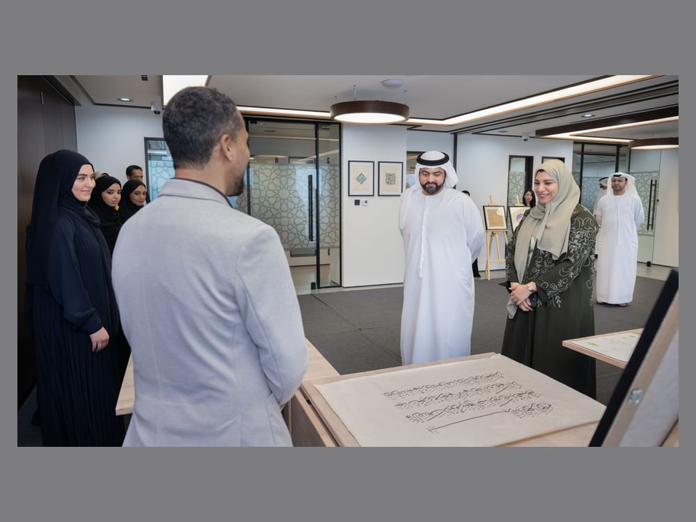 محمد الشرقي يزور معرض الخط والزخرفة ويؤكد أهمية إحياء الفنون الإسلامية