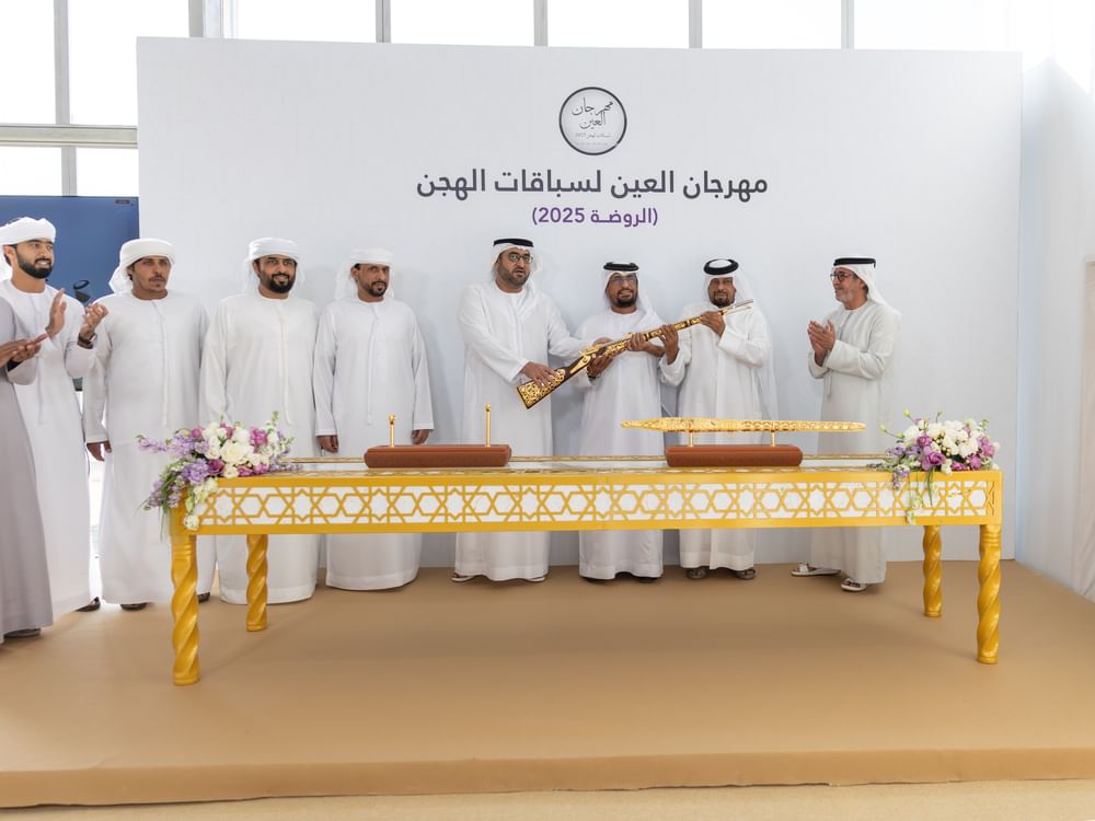 راشد بن حمدان بن محمد ومحمد بن حمدان بن زايد يتوجان الفائزين في فئة "الرموز" ضمن منافسات "العين لسباقات الهجن"