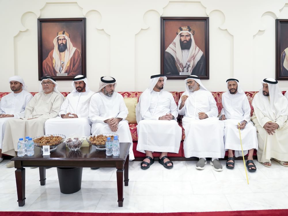 سيف بن زايد يقدم واجب العزاء بوفاة محمد القبيسي