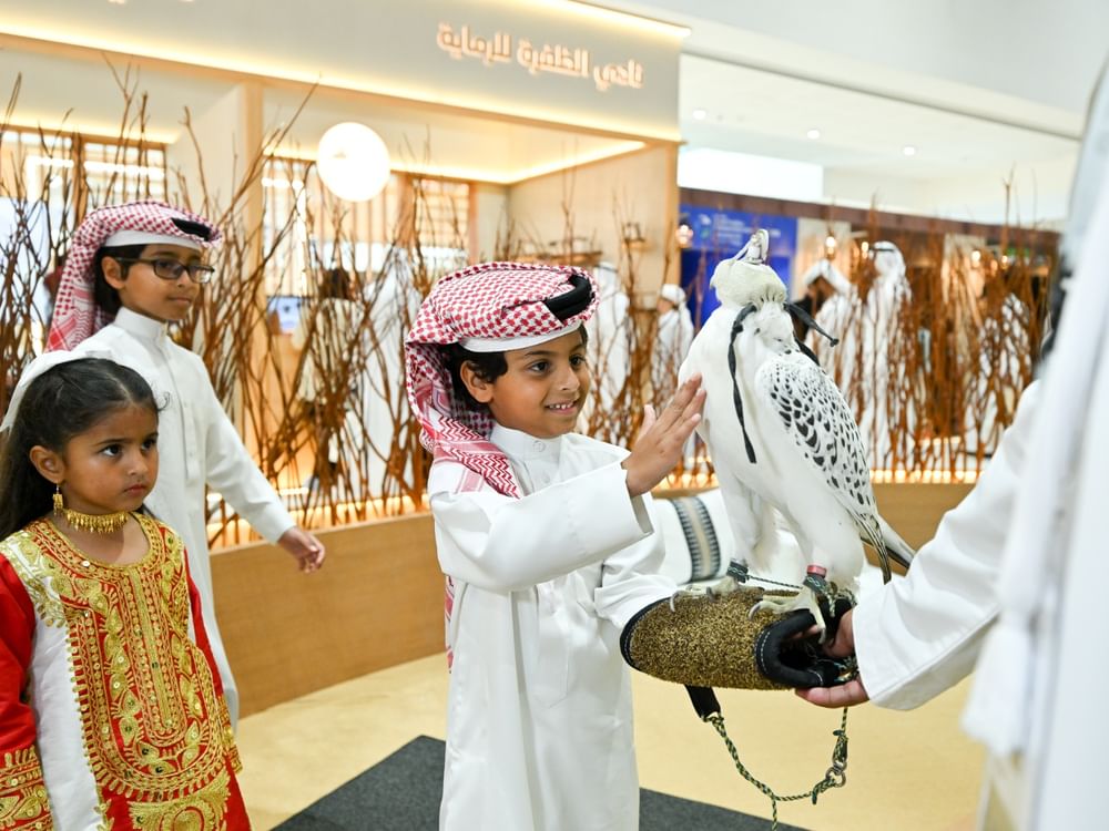 إقبال كبير على الأنشطة التفاعلية لأبوظبي للصقارين في المعرض الدولي للصيد والفروسية
