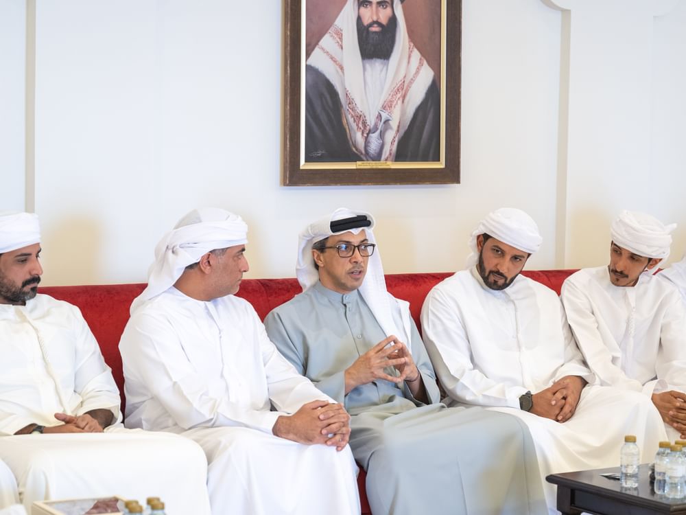 منصور بن زايد يعزي في وفاة محمد سفر الهاجري