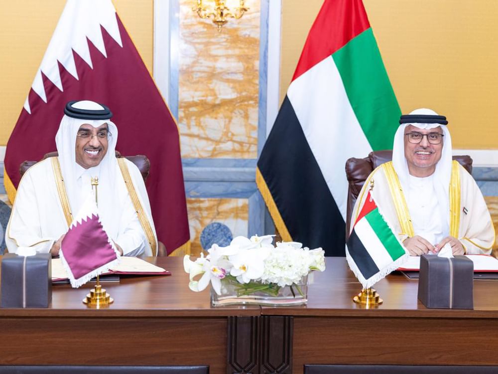 الإمارات وقطر توقعان مذكرة تفاهم لتطوير التعاون في مجالات العمل وتنمية الموارد البشرية
