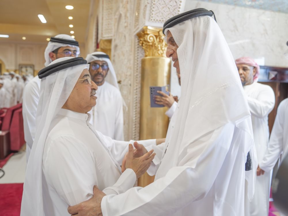 سعود بن صقر يقدّم واجب العزاء في وفاة سلطان بن خالد بن محمد القاسمي