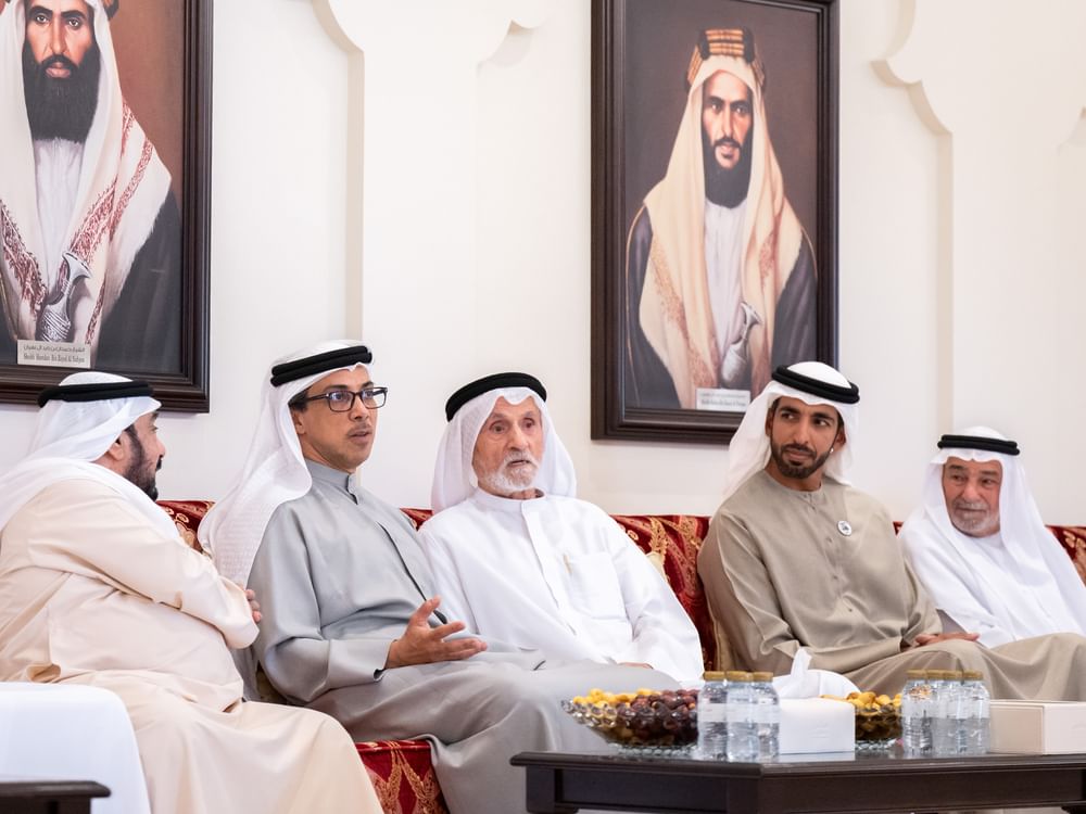 منصور بن زايد يعزي عبدالجليل عبدالرحمن البلوكي في وفاة والدته