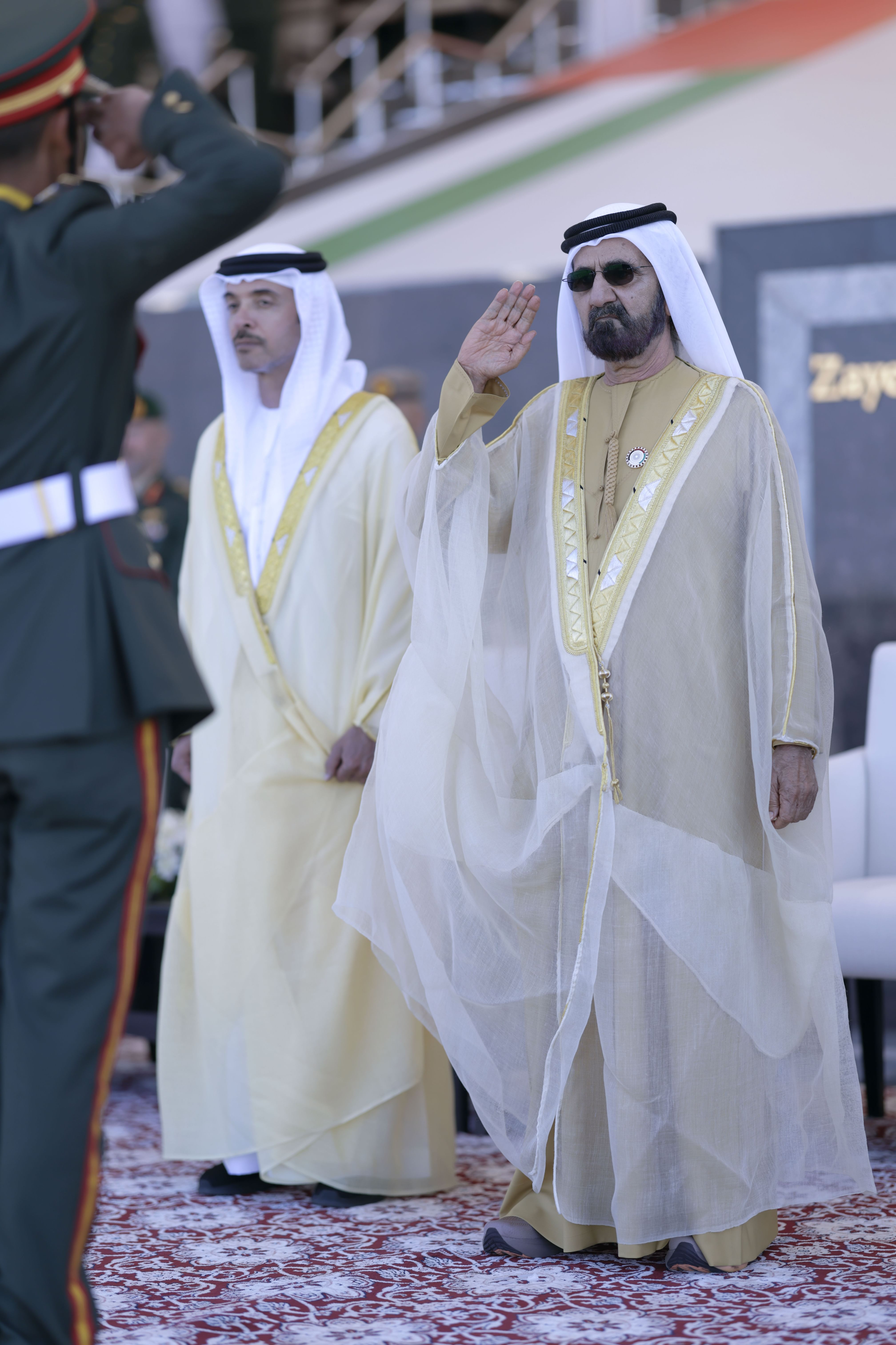 محمد بن راشد يشهد تخريج الدورة الـ49 من المرشحين الضباط في كلية زايد الثاني العسكرية بالعين 9 Uh600z0x1k9186ipn