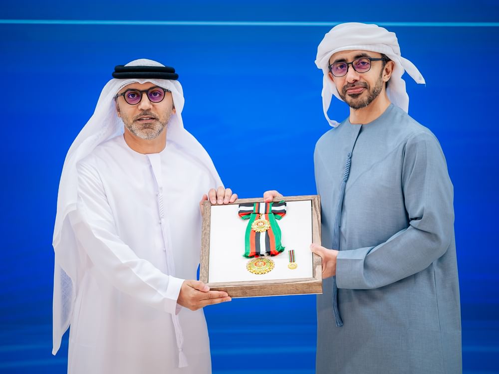 رئيس الدولة يمنح 6 من سفراء الدولة وقنصلين وسام زايد الثاني من الطبقة الأولى ووسام الاستقلال من الطبقة الأولى
