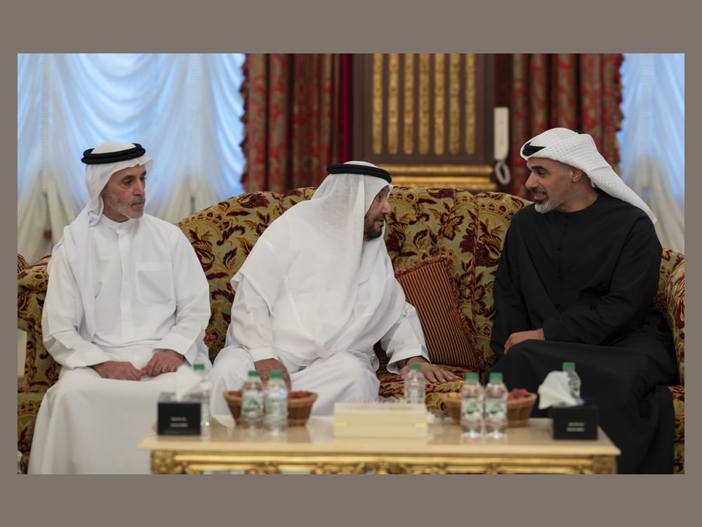 خالد بن محمد بن زايد يقدم واجب العزاء في وفاة حرم محمد بن بطي آل حامد