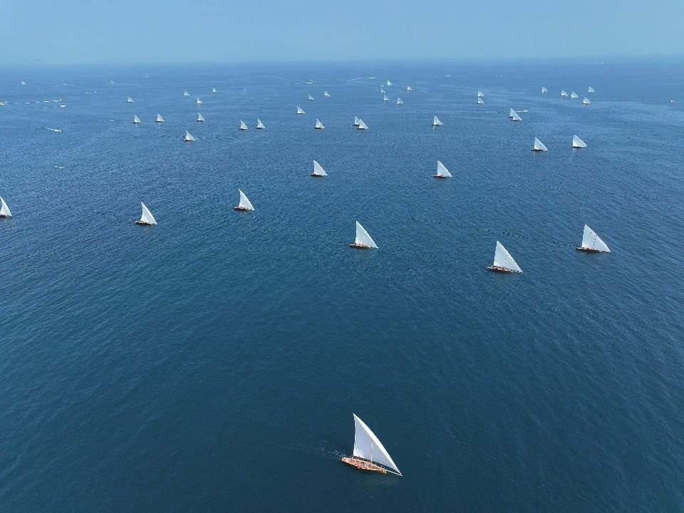 "اللجنة المنظمة" تعلن تفاصيل "سباق السلع" للمحامل الشراعية 43 قدماً