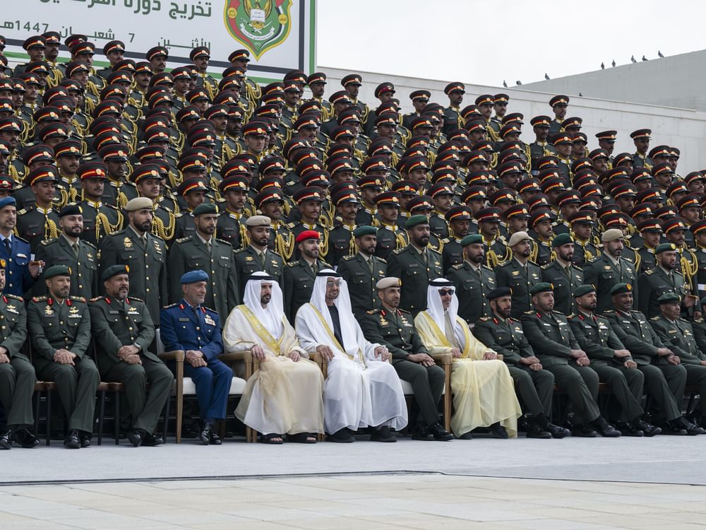 Presidente dos Emirados participa de cerimônia de formatura em colégio militar em Al Ain