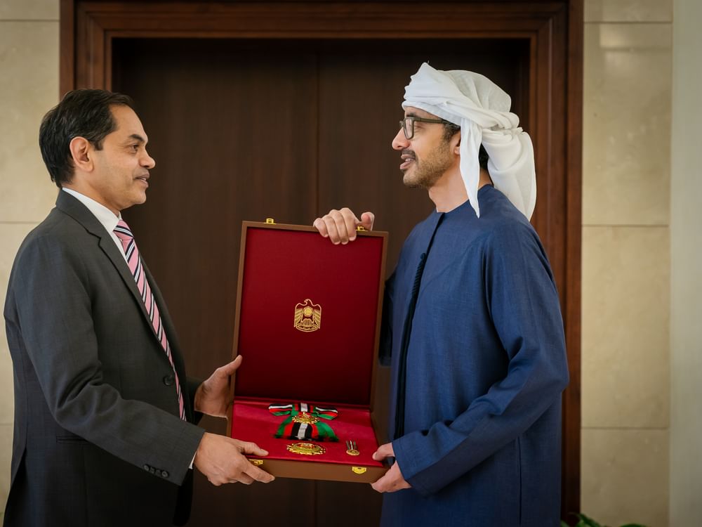 رئيس الدولة يمنح سفير الهند وسام زايد الثاني من الطبقة الأولى
