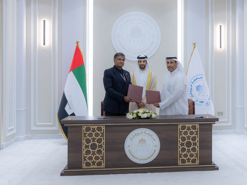 سلطان بن أحمد القاسمي يشهد توقيع جامعة خورفكان مذكرات تفاهم مع نبتون وشمس والعربية للطيران