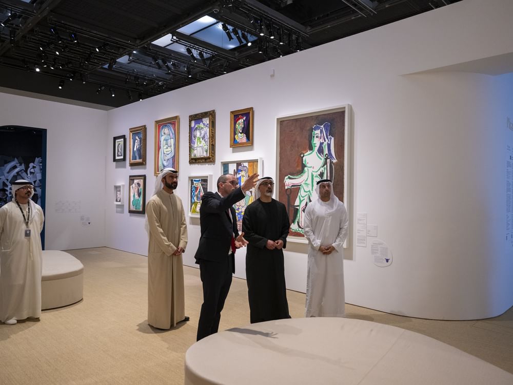 Khaled bin Mohamed bin Zayed visita las exposiciones artísticas de temporada del Louvre Abu Dabi