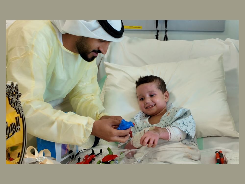 الإمارات تخلي الطفل حاتم عوض من غزة للعلاج من حروق بليغة بعد فقدانه عائلته 