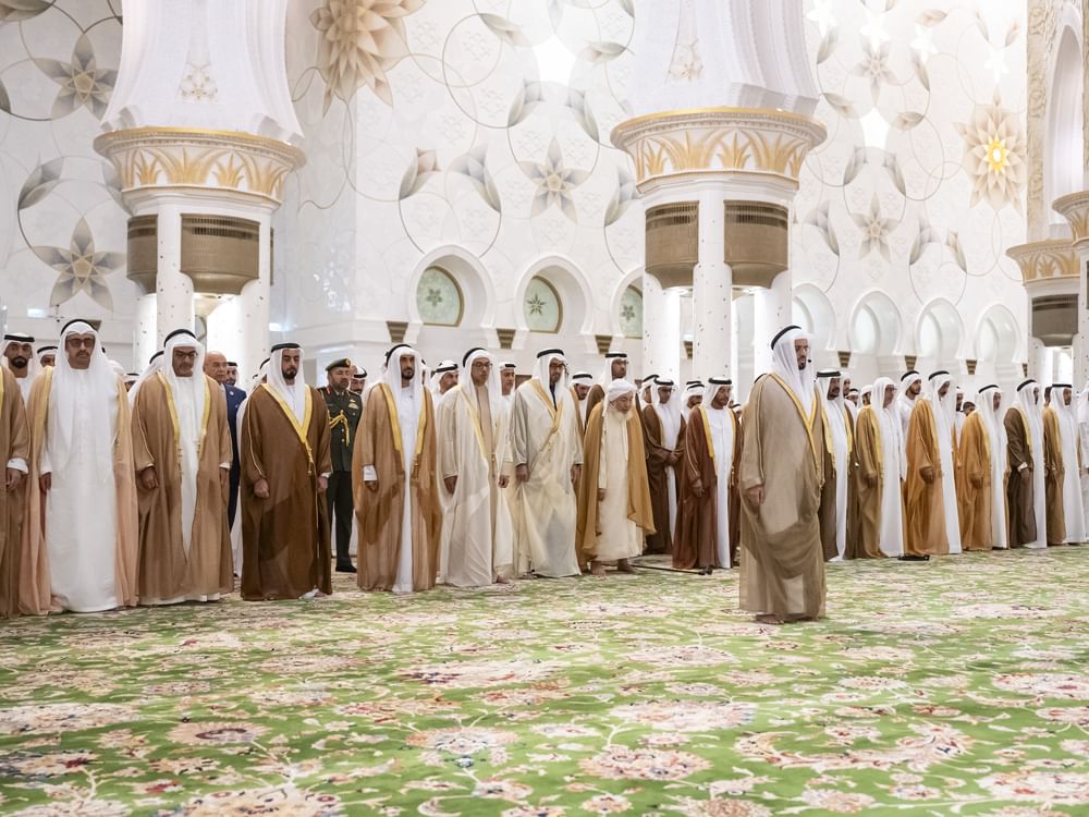 Presidente dos EAU realiza oração de Eid Al-Fitr na mesquita Sheikh Zayed Grand em Abu Dhabi