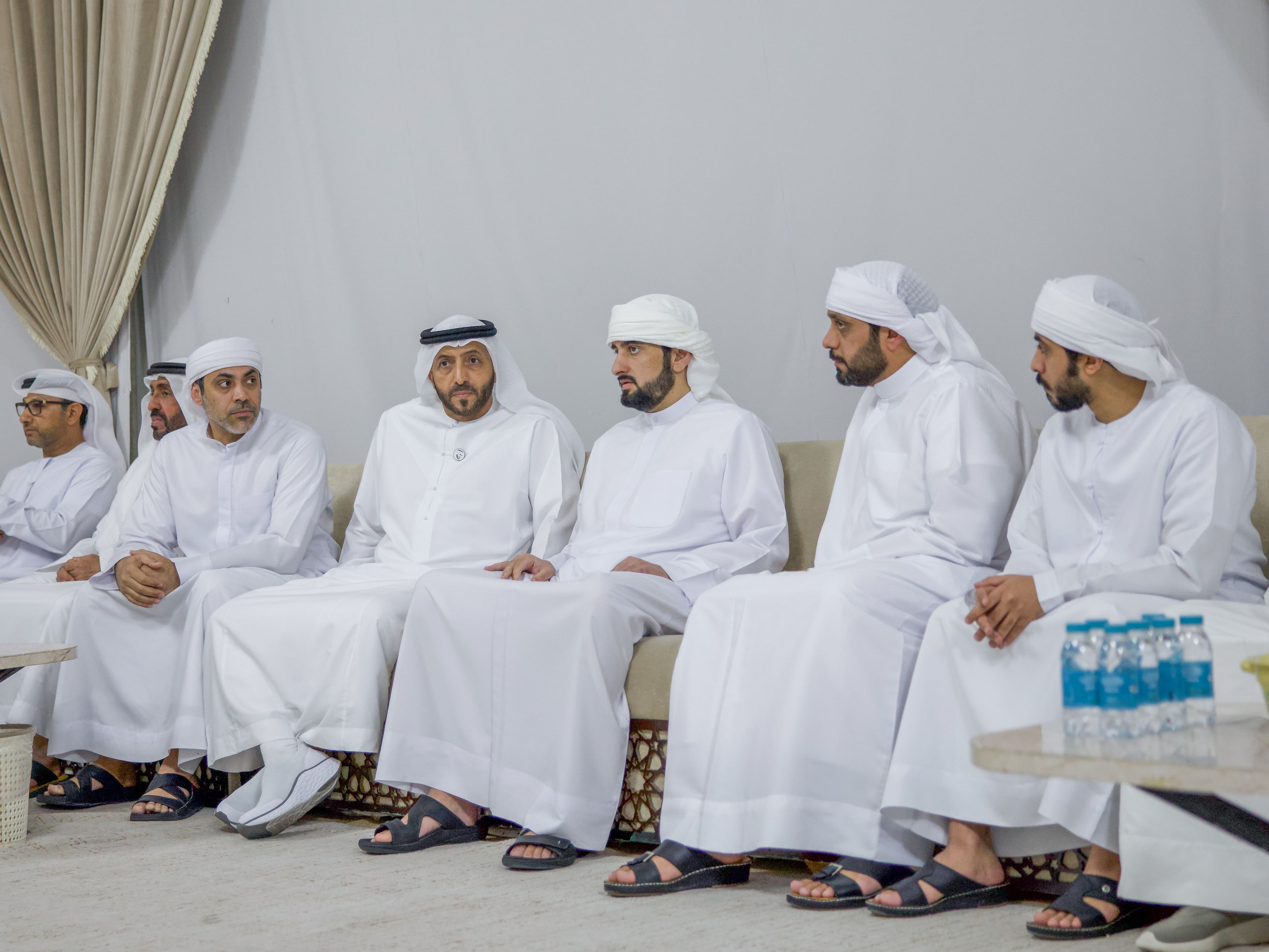 أحمد بن محمد يقدم واجب العزاء في وفاة عوشة سالم الكعبي