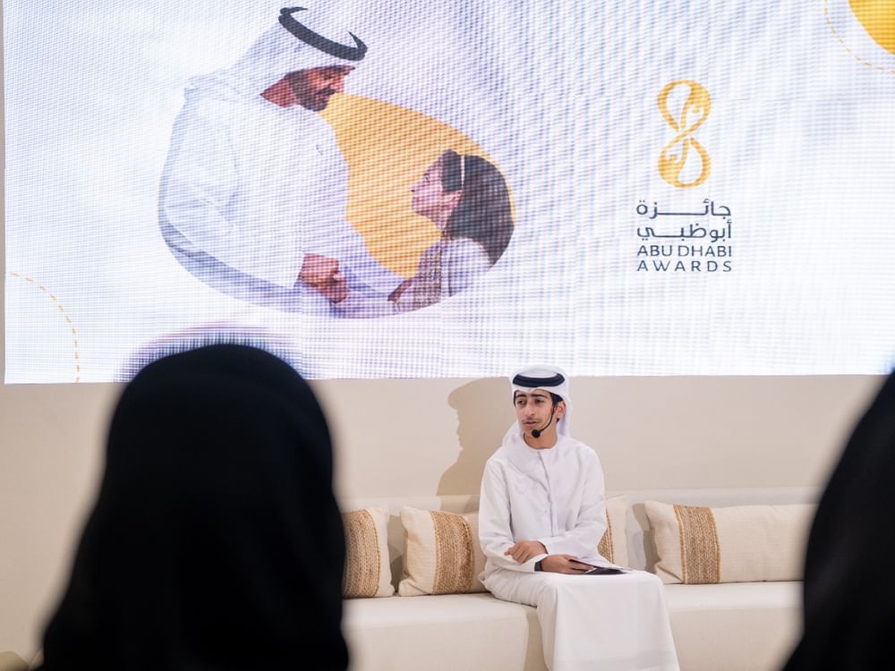 جائزة أبوظبي تستعرض دور الناشئة في ترسيخ قيم العطاء خلال "الصيد والفروسية"