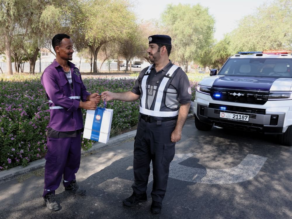 شرطة أبوظبي تنفذ مبادرة "صيف الخير للعمال" لتعزيز سلامتهم خلال فصل الصيف