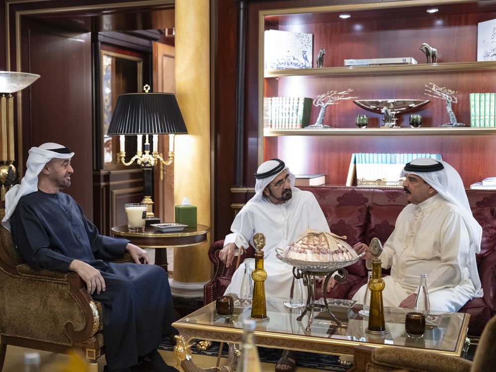 Presidente dos Emirados Árabes Unidos se reúne com o rei do Bahrein na presença de Mohammed bin Rashid e Mansour bin Zayed