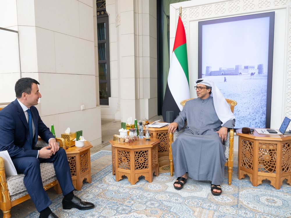 Mansour bin Zayed recibe al viceprimer ministro de Uzbekistán