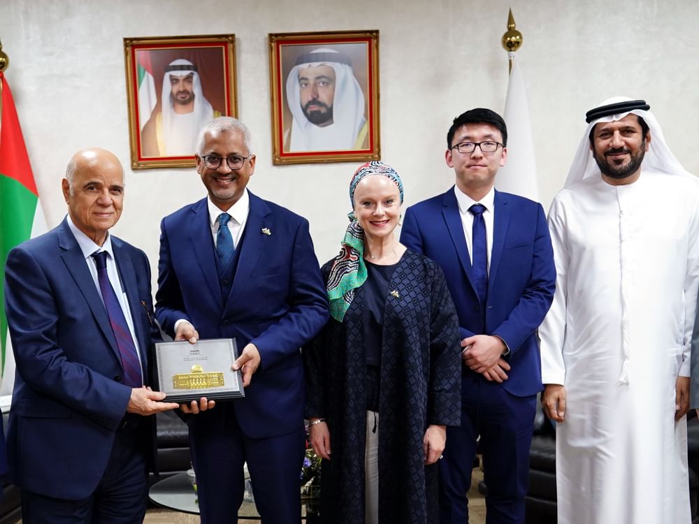 جامعة الشارقة والسفارة الأسترالية تبحثان التعاون الأكاديمي والبحثي