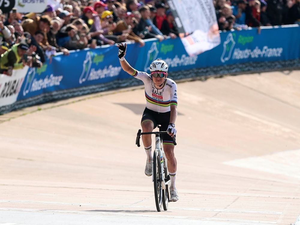Pogačar, del UAE Team Emirates XRG, logra un histórico segundo puesto en la París-Roubaix
