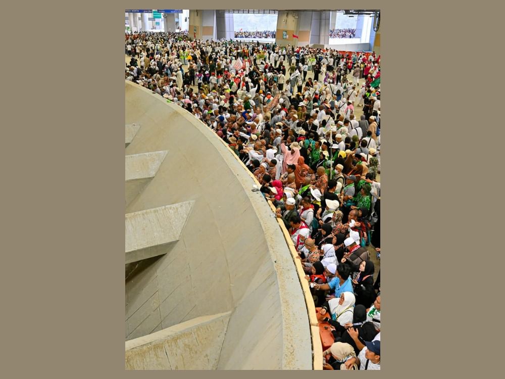 Pilgrims perform 'Stoning Ritual', continue to stay in Mina