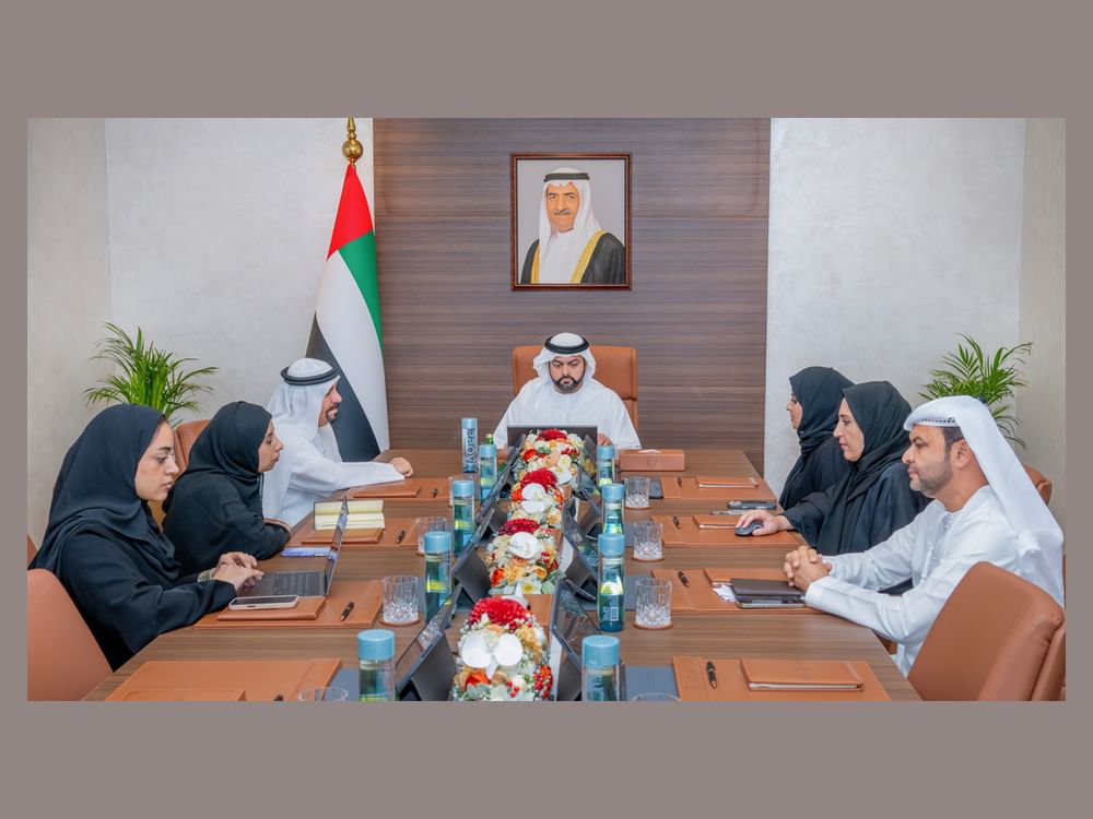 محمد الشرقي يلتقي فريق "الموارد البشرية بالفجيرة" ويطّلع على تقارير عملها ونتائج مبادراتها