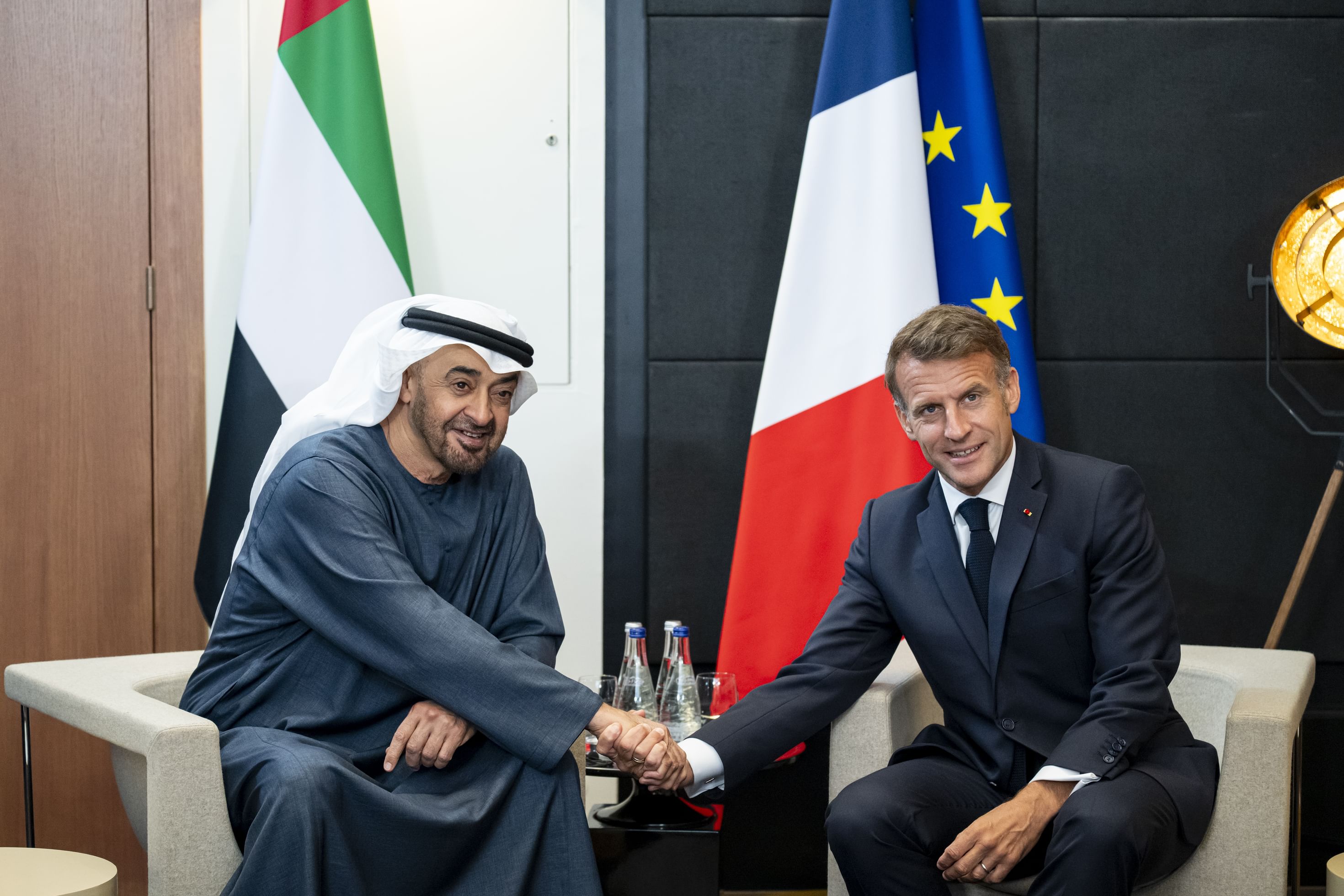  رئيس دولة الإمارات الشيخ محمد بن زايد آل نهيان بالرئيس الفرنسي إيمانويل ماكرون على هامش القمة (وام).