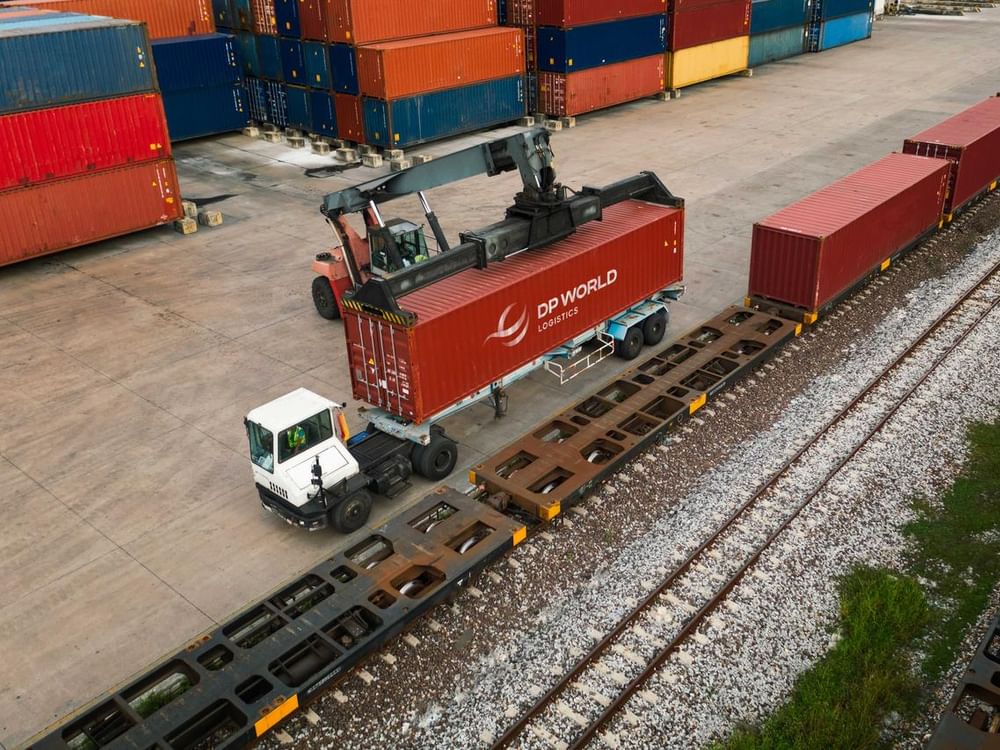 DP World registra alta de 20,4% na receita e crescimento de 6,7% no volume de contêineres no 1º semestre de 2025