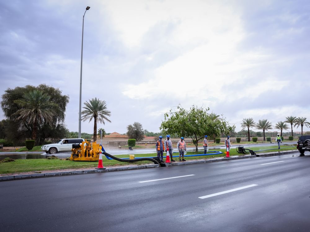  بلدية مدينة العين تواصل تكثيف جهودها للتعامل مع الحالة الجوية