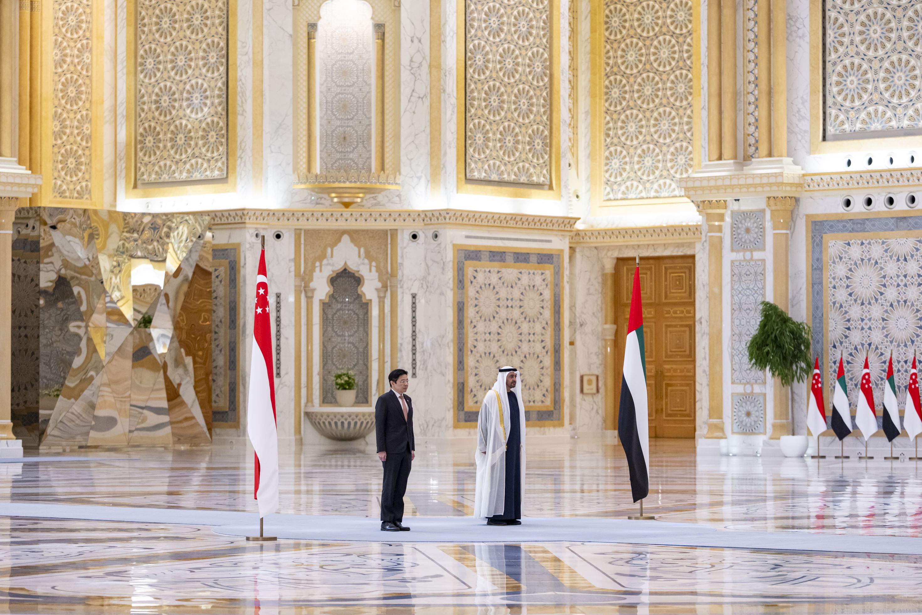 رئيس دولة الإمارات الشيخ محمد بن زايد آل نهيان (إلى اليمين) ورئيس وزراء سنغافورة لورانس وونغ (وام).