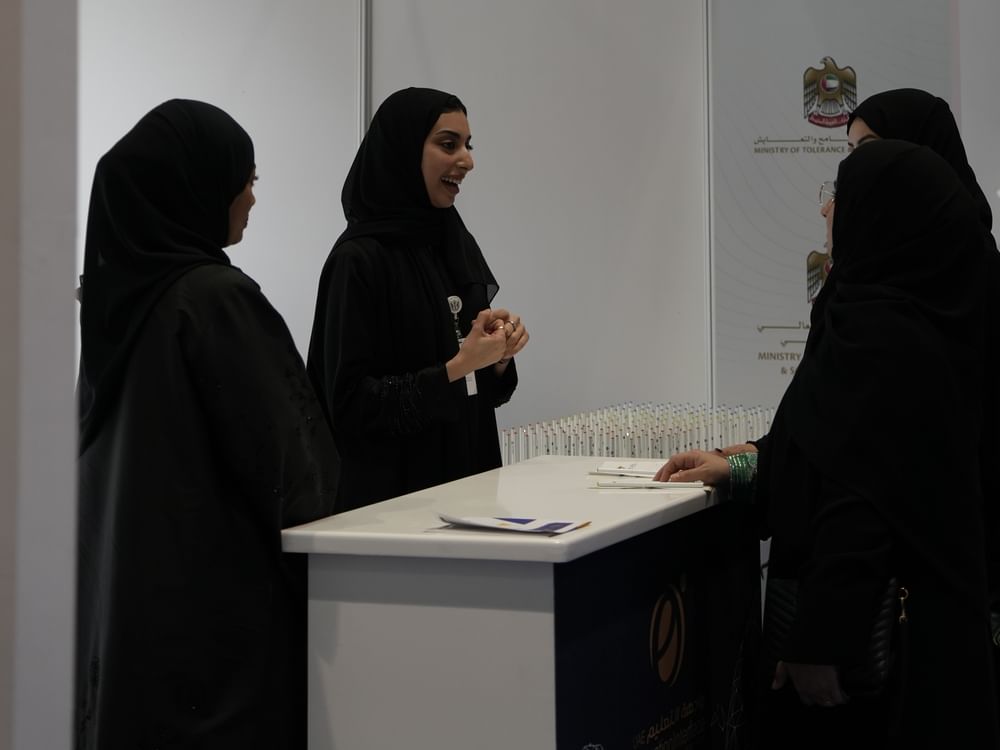 الشارقة للتمكين الاجتماعي تعرّف بمشروع "علّم بالقلم"  