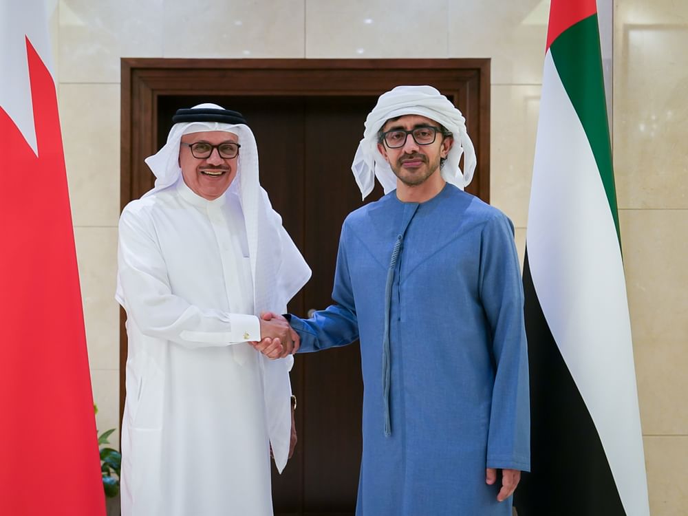 عبدالله بن زايد يستقبل وزير خارجية البحرين ويبحثان العلاقات الأخوية بين البلدين
